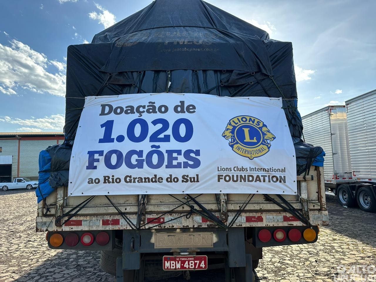 Lions entrega mais de mil fogões para atingidos pelas enchentes