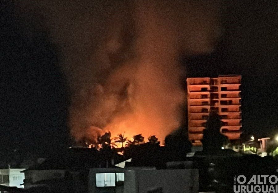 Incêndio destrói casa desabitada no centro de FW