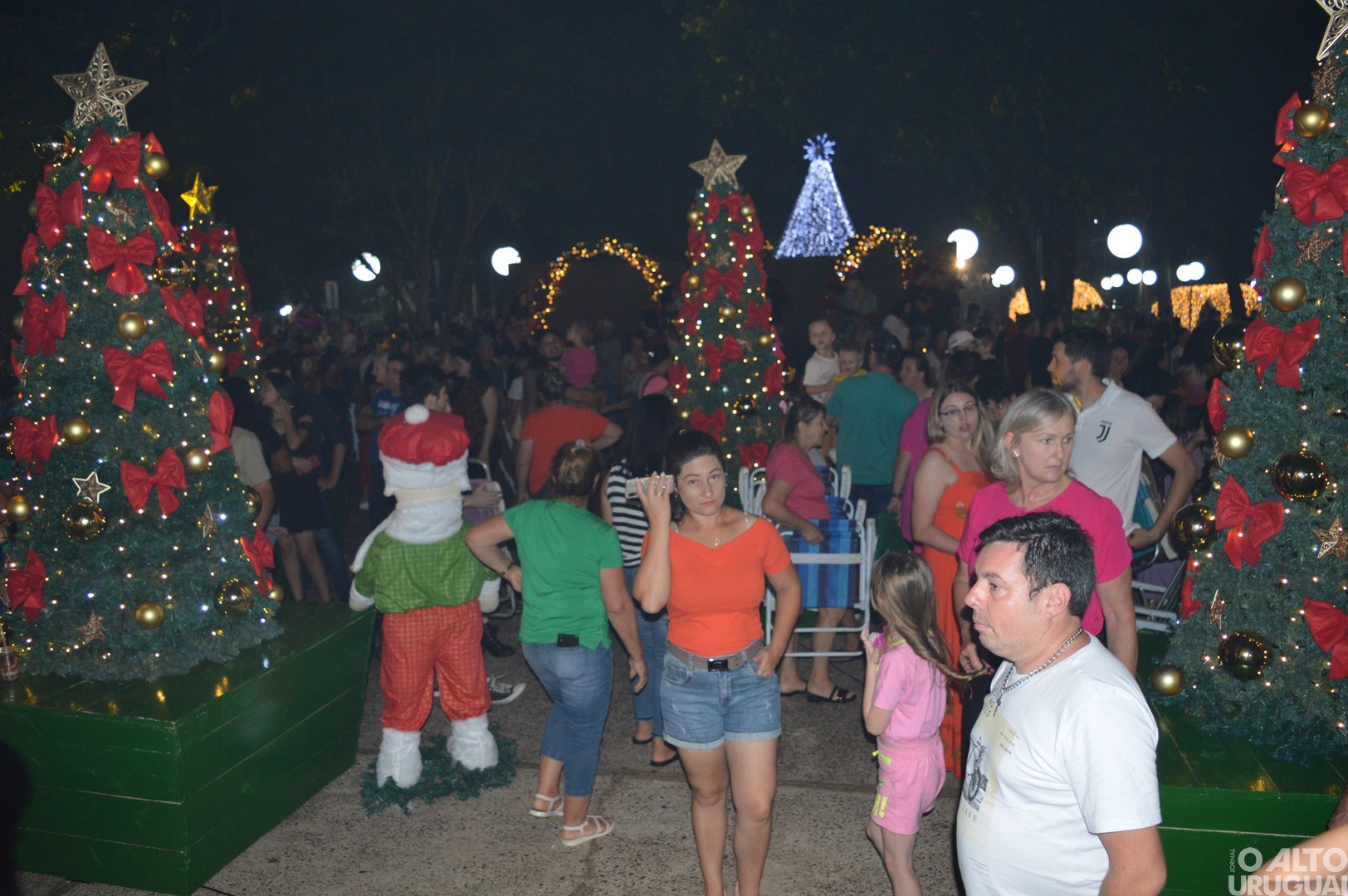 Acendimento de luzes marca a abertura oficial de Natal em Rodeio Bonito