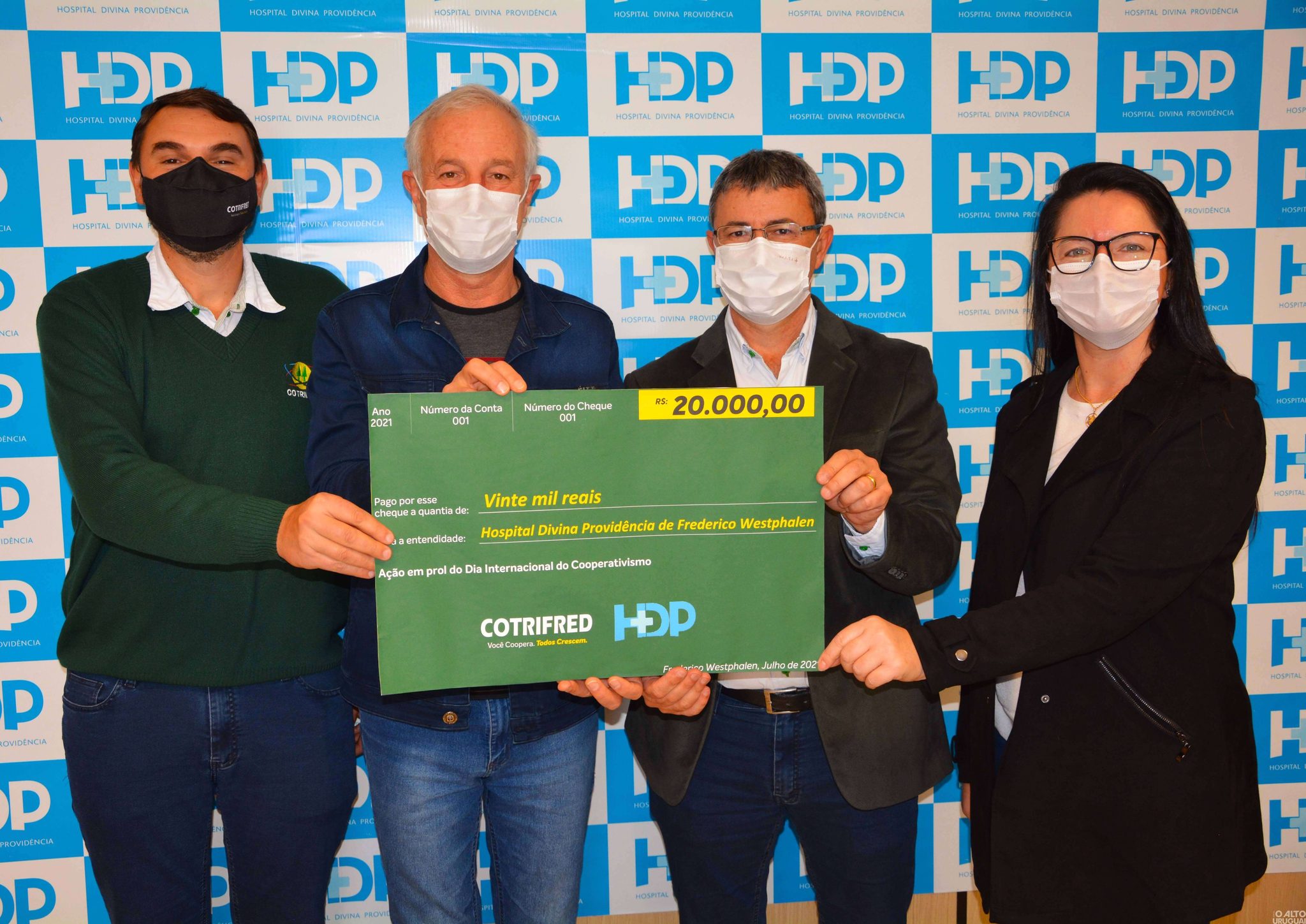 Cotrifred realiza doação de R$ 20 mil ao HDP