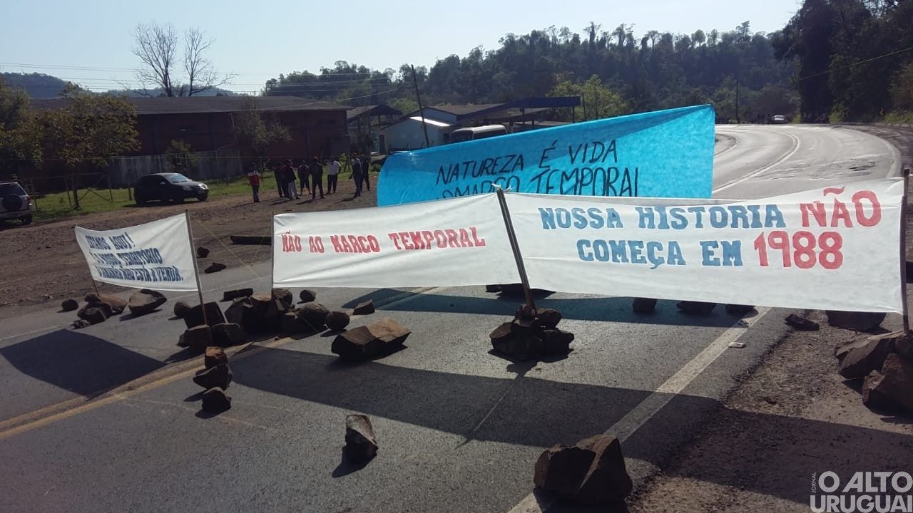 Indígenas realizam mobilização no Km 2 da BR-386