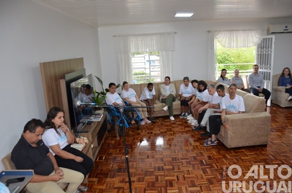 Reação em Cadeia e Banda Anjos do Hanngar fazem show em FW