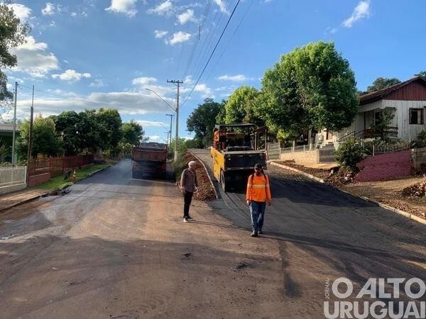 Secretaria de Obras realiza reparos na camada asfáltica em Vicente Dutra