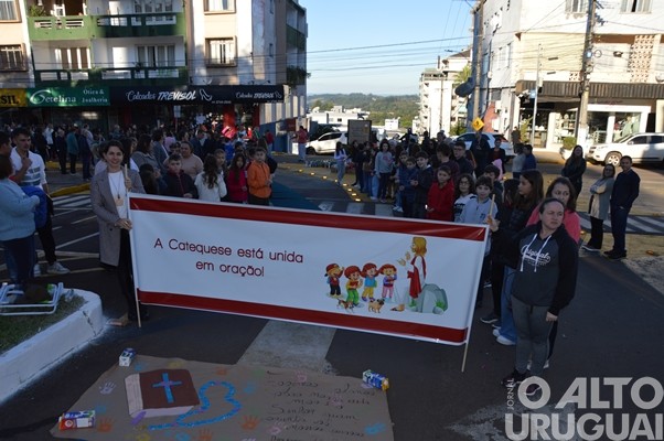 Confecção dos tapetes de Corpus Christi mobiliza católicos em FW