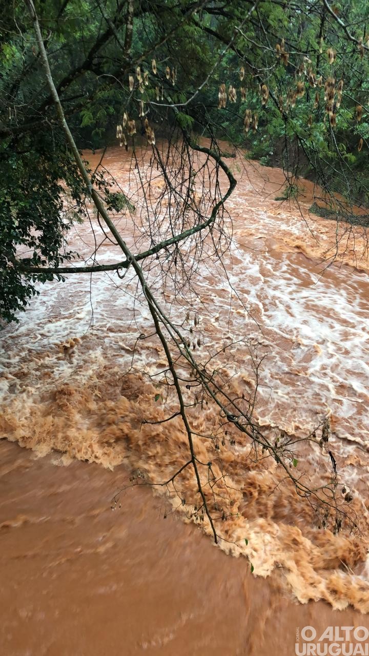 Forte temporal causa transtornos na região 