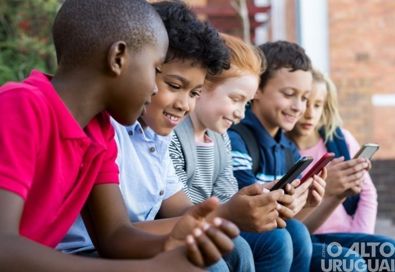 Lei proíbe celulares nas escolas e gera controvérsias