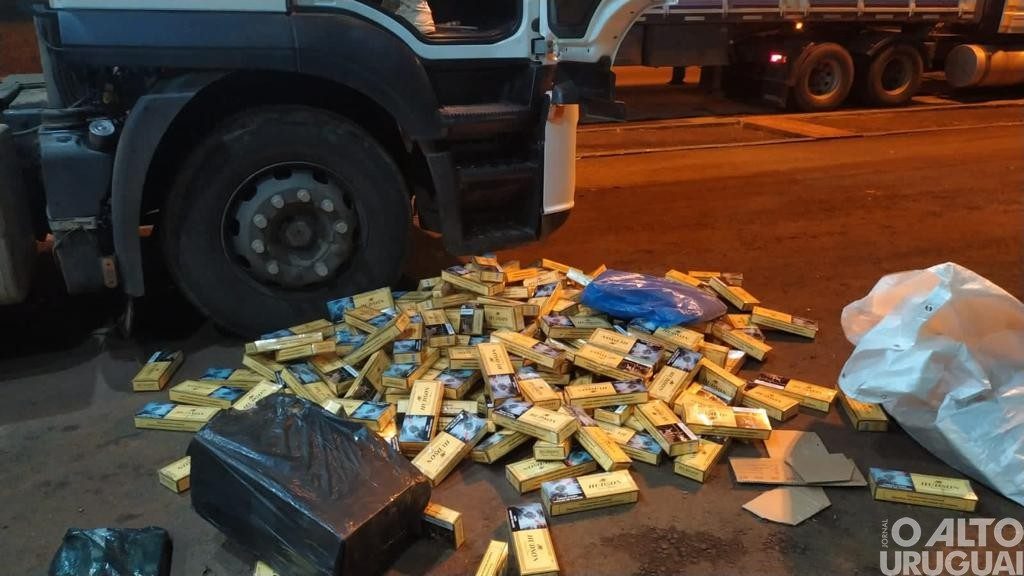 PRF prende contrabandistas com duas carretas com mercadorias em Seberi