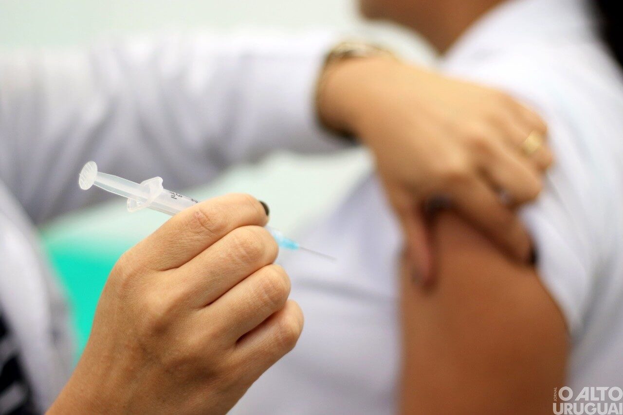 Maiores de 18 anos com comorbidades já podem fazer terceira dose da vacina em FW