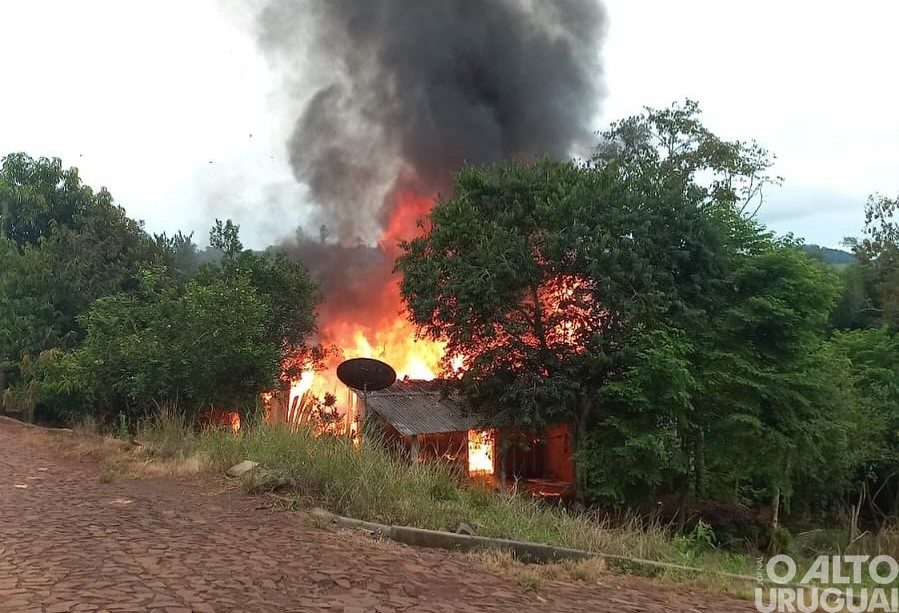 Casa é consumida pelo fogo em Iraí