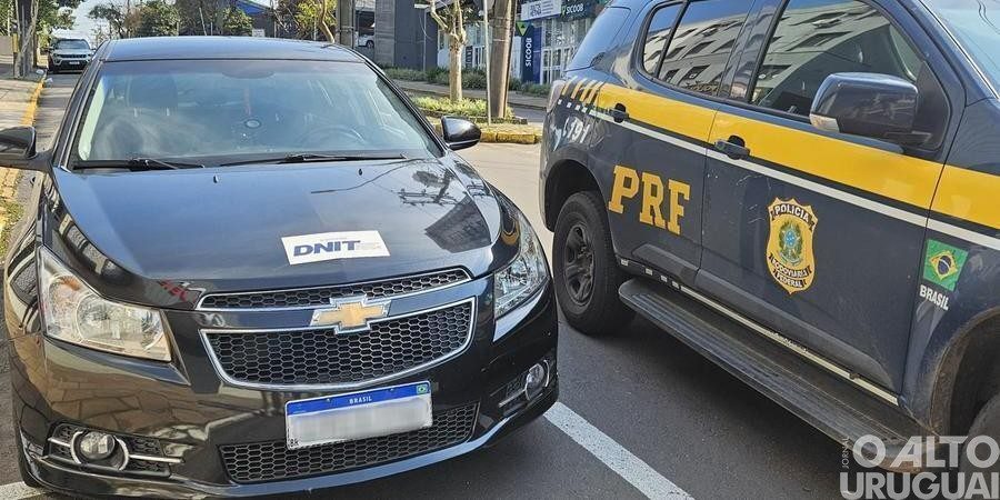 Homem cola adesivo do Dnit no carro particular para furar bloqueio e ir a um churrasco