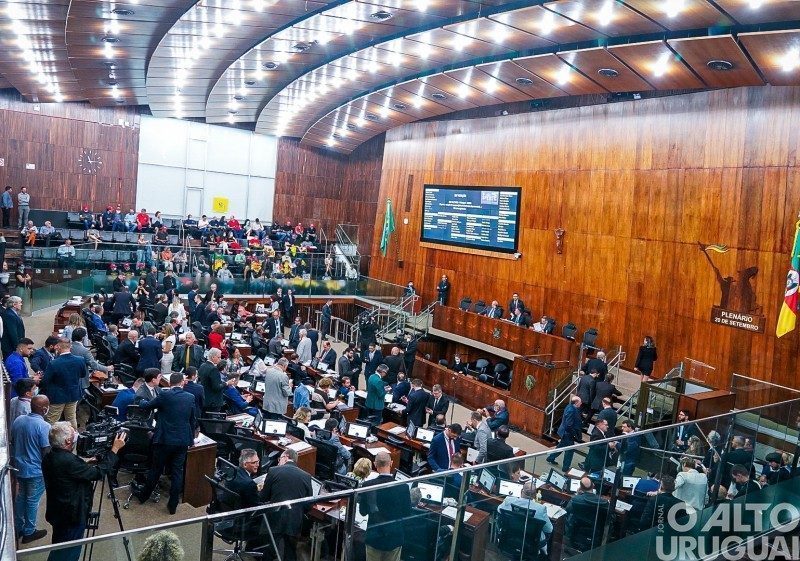 ALRS aprova salário mínimo regional e aumento do governador e vice