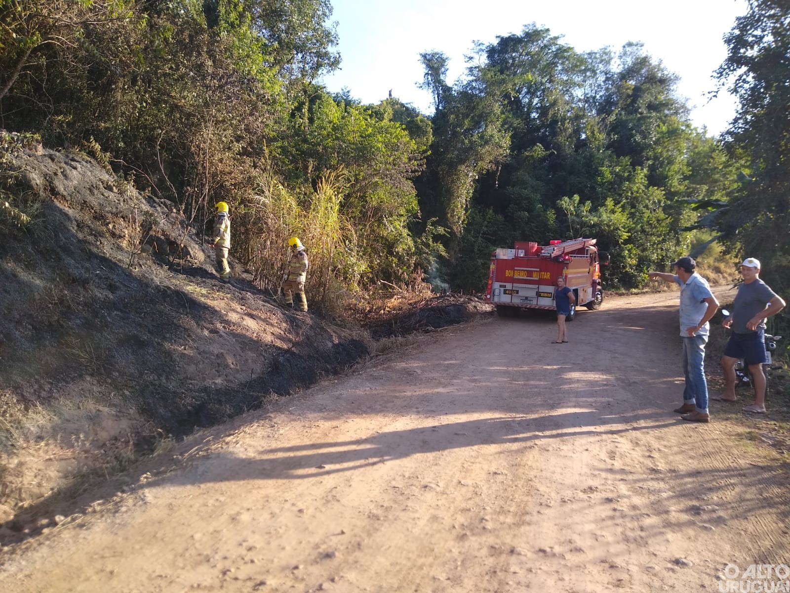 Bombeiros de FW são acionados para controlar incêndio em vegetação