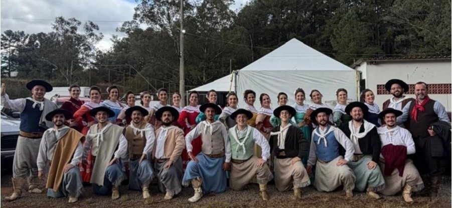 Invernada adulta do CTG Rodeio da Querência conquista 1º lugar no Sarau de Arte Gaúcha