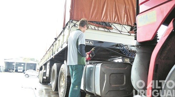Governo zera PIS e Cofins do diesel para evitar alta do combustível