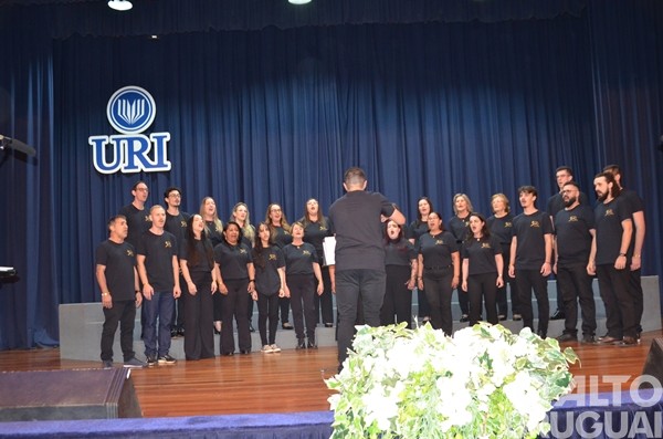 Emoção e reencontros marcam os 30 anos do Coral da URI/FW