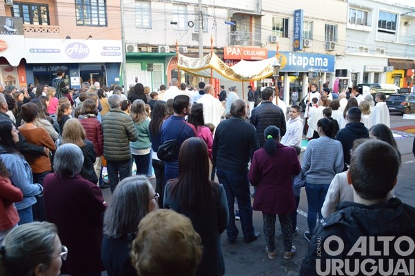 Confecção dos tapetes de Corpus Christi mobiliza católicos em FW