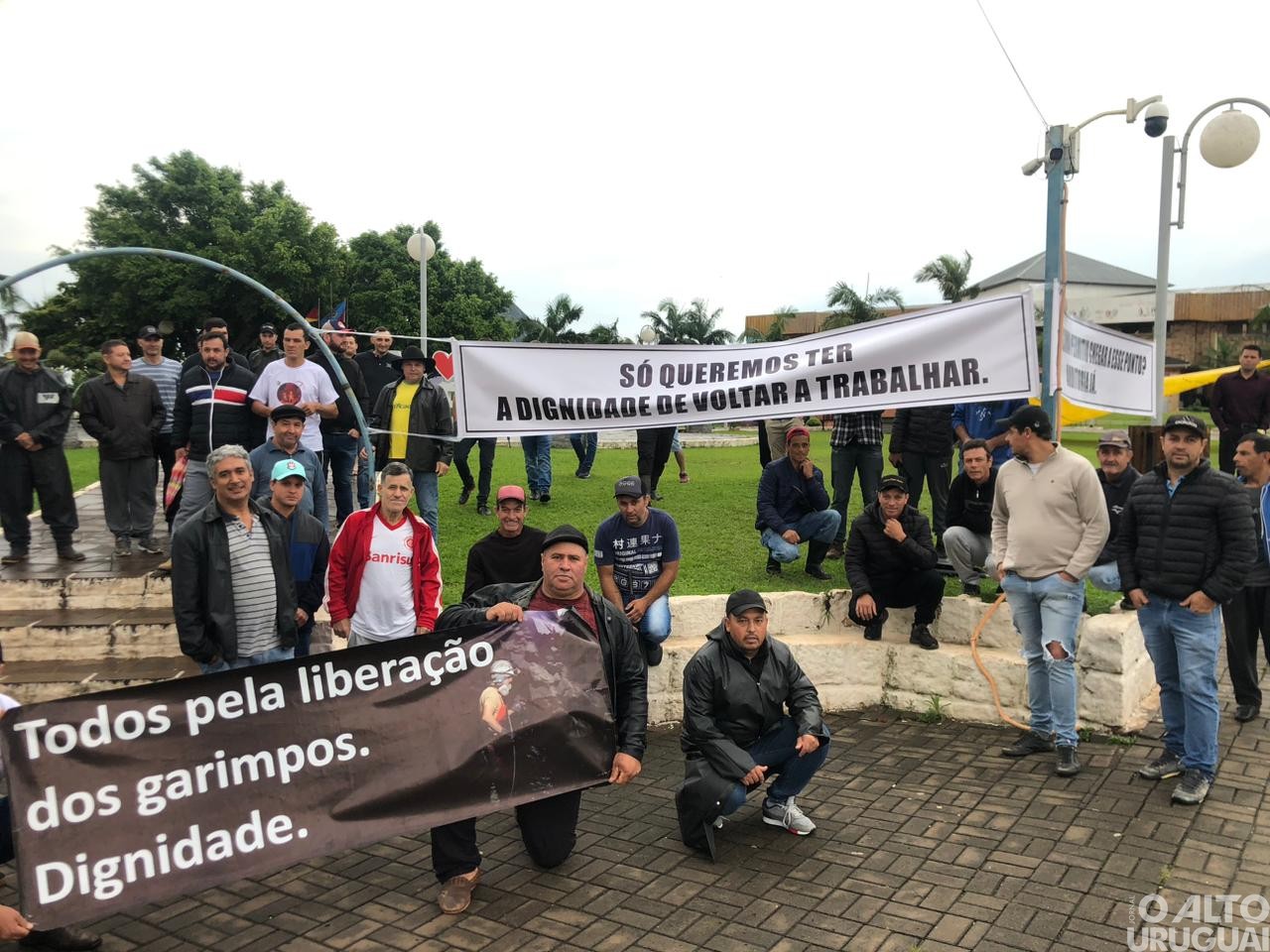 Garimpeiros realizam manifestação e cobram vistoria do Exército