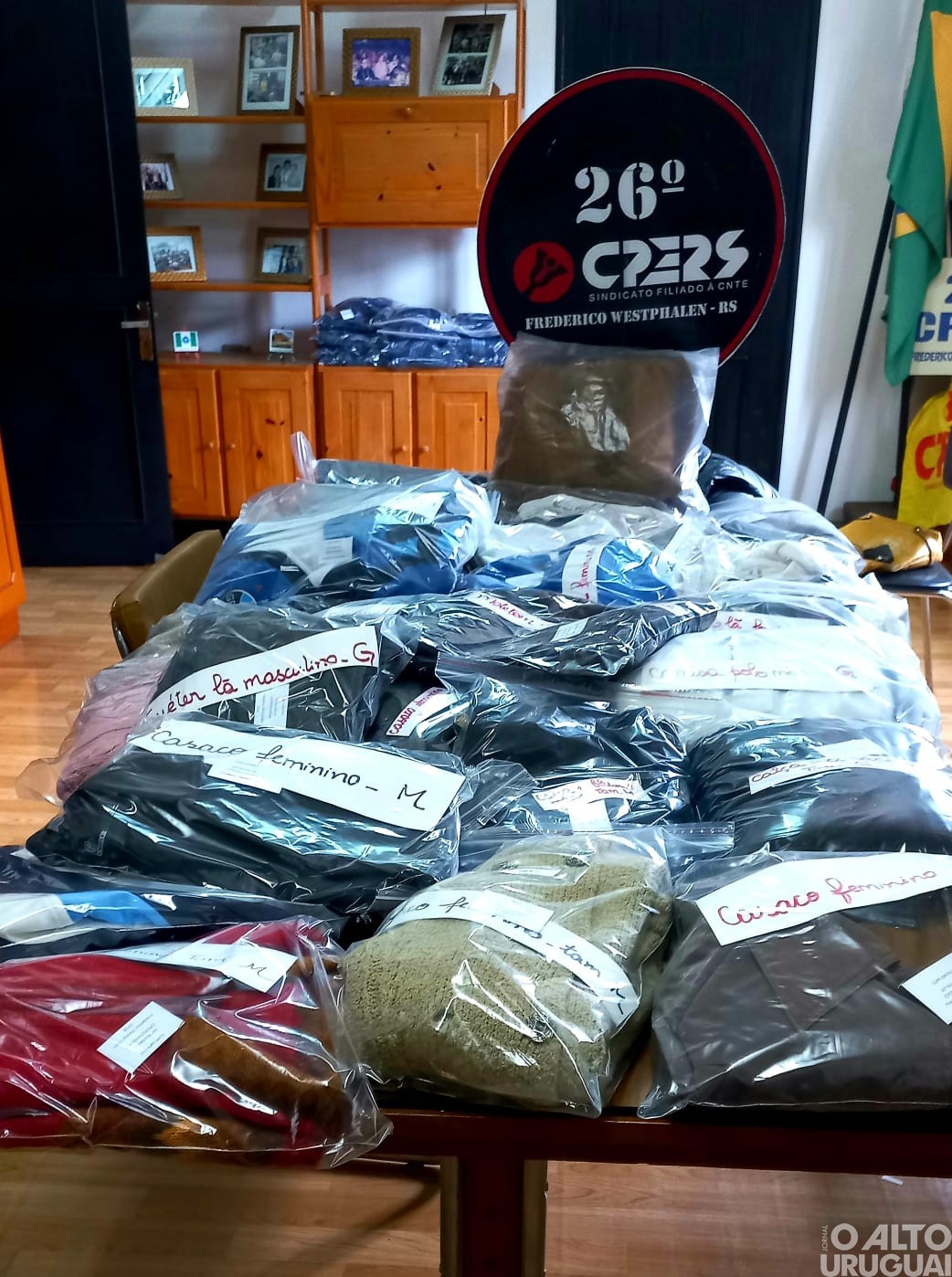26º Núcleo do Cpers realiza doações da Campanha “Pés Quentinhos”