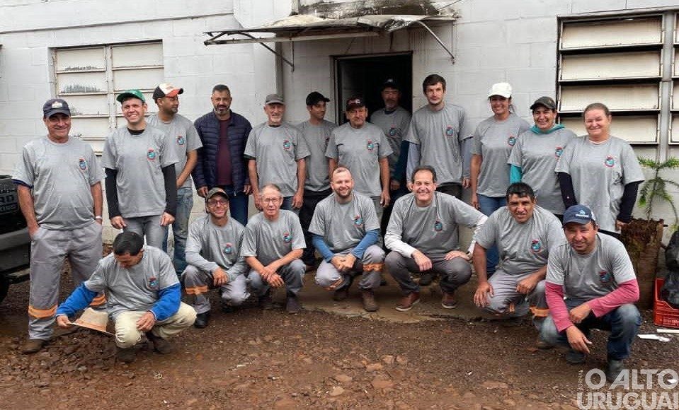 Entregues uniformes aos servidores de Caiçara