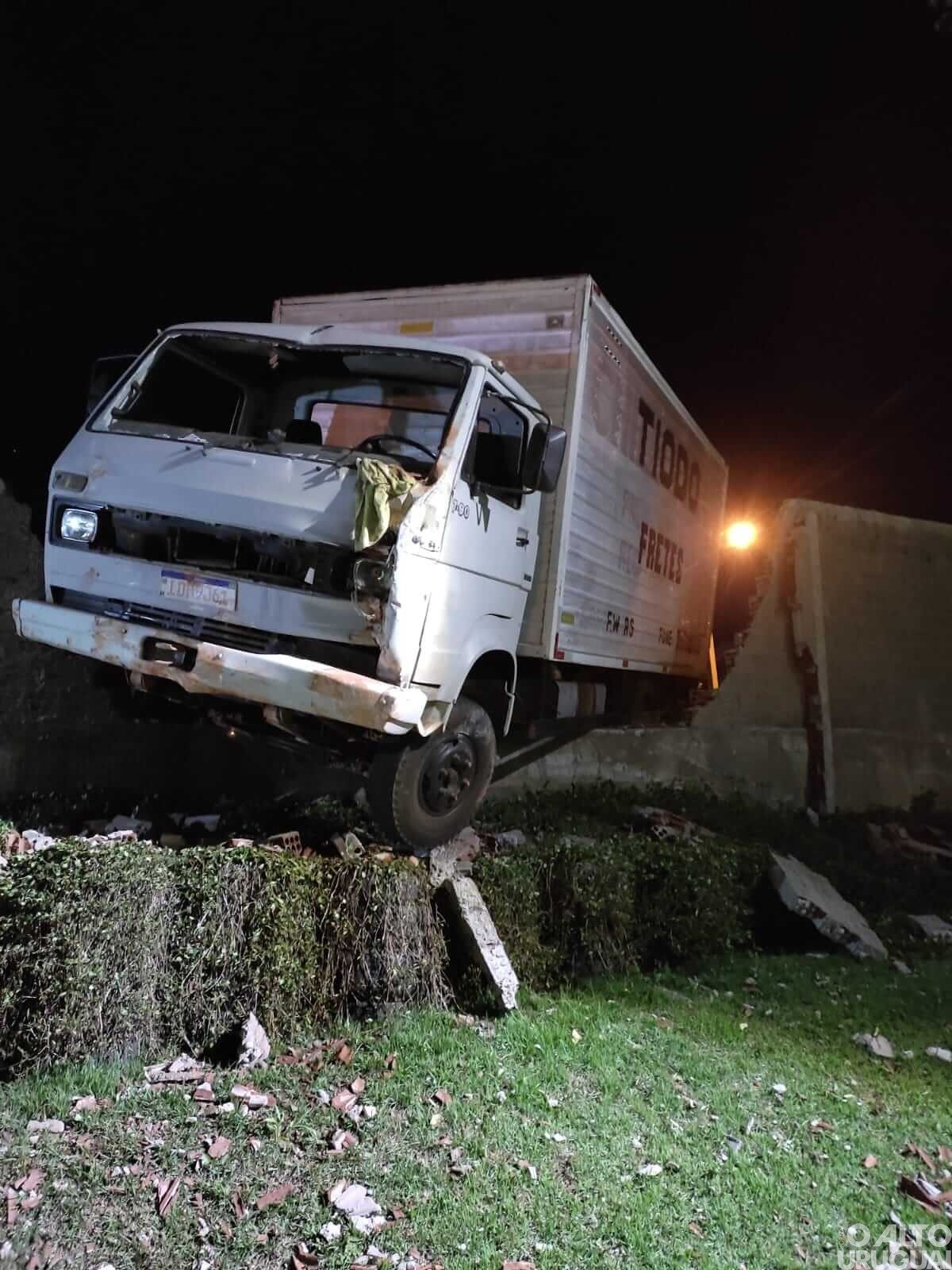 Caminhão baú colide contra muro de residência em FW