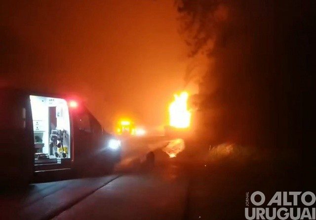 Caminhão com placas de Palmitinho tomba e pega fogo na BR-282 em Maravilha