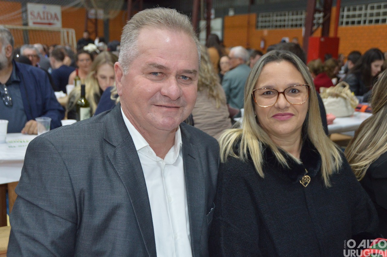 Centenas de pessoas participam da 19ª Festa do Leitão