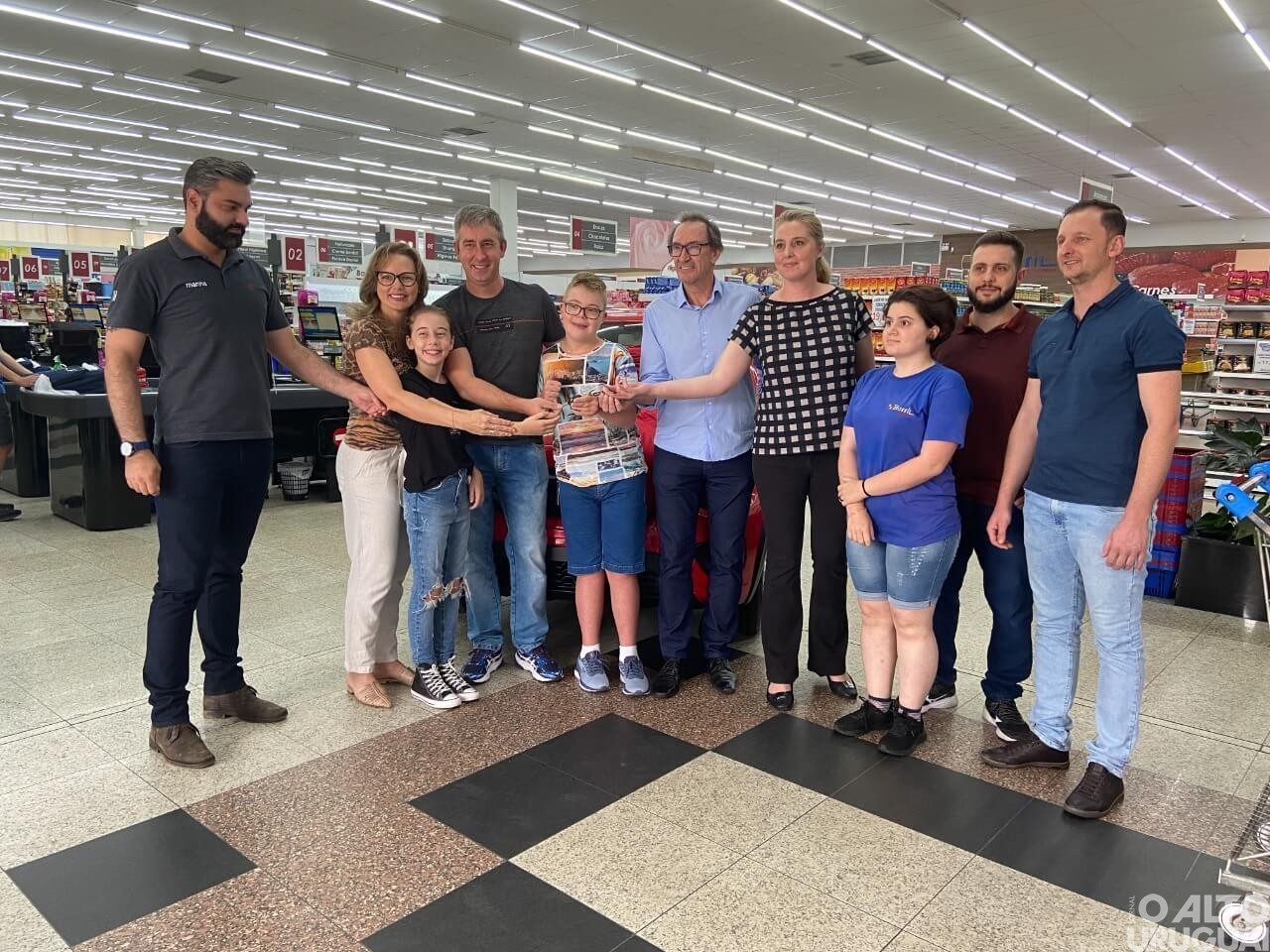 Robinson Puhl e família recebem Fiat Mobi 0km