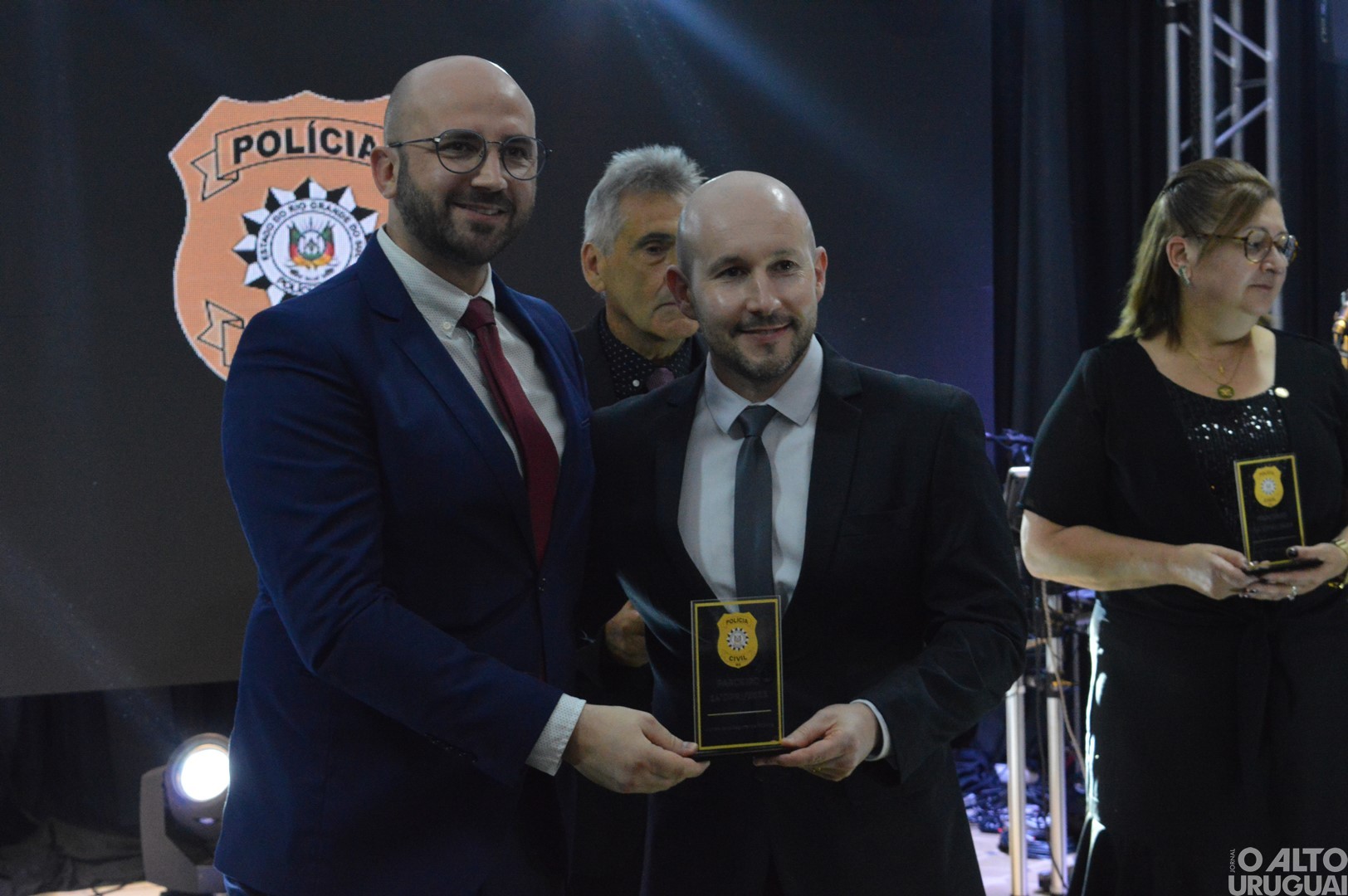 Baile Golden Night homenageia parceiros da Polícia Civil