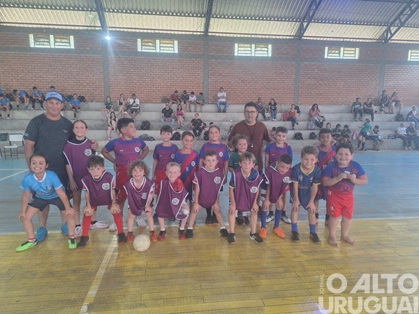 Escolinha do SCFV de Vicente Dutra participa de amistoso em Cristal do Sul