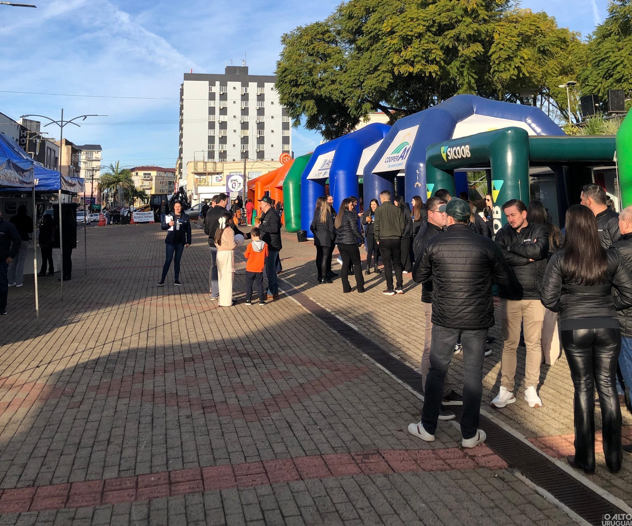 Sabadão: Prefeitura entrega veículos e cooperativas lançam campanha
