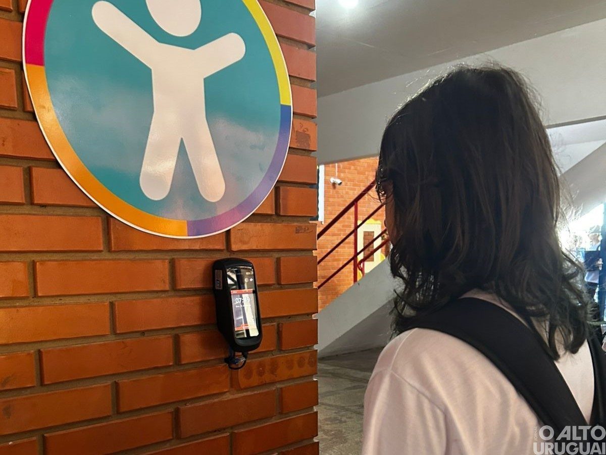 Planalto implanta reconhecimento facial em escola municipal