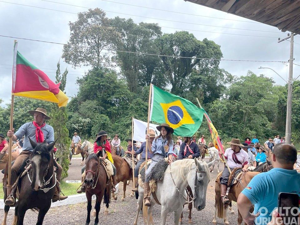 Cavalgada da Paz da 28ª RT passa por Caiçara