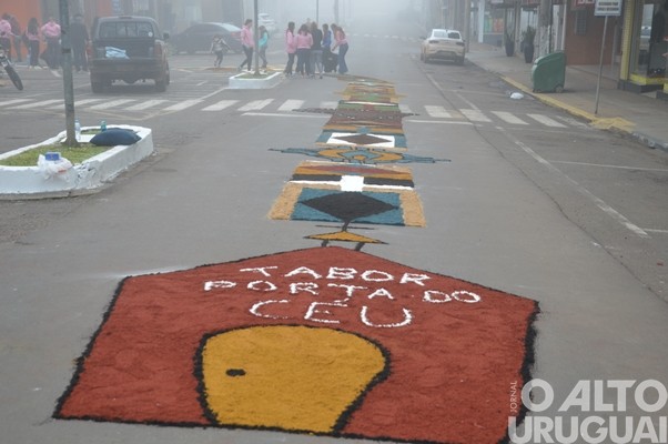Confecção dos tapetes de Corpus Christi mobiliza católicos em FW