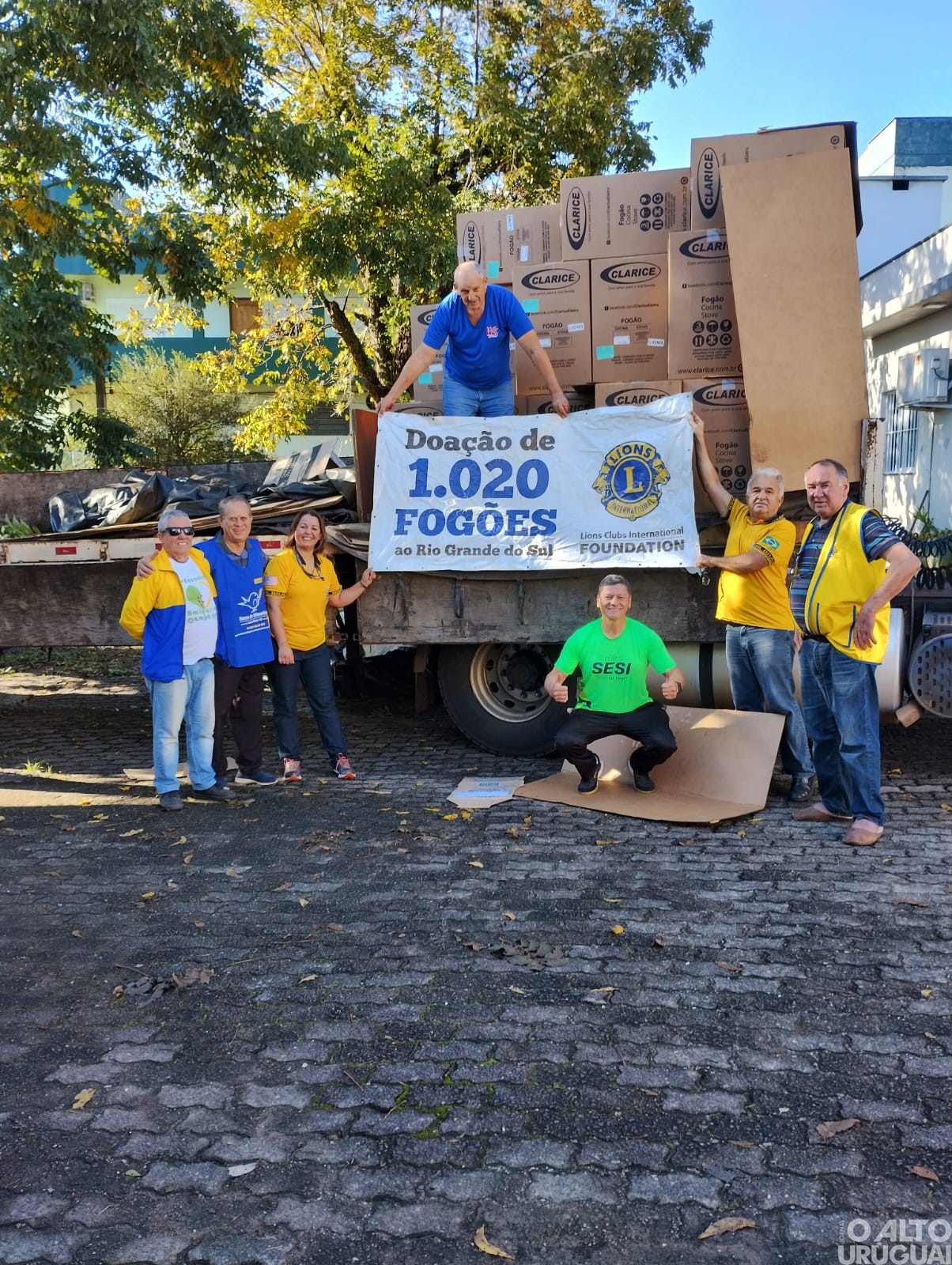 Lions entrega mais de mil fogões para atingidos pelas enchentes