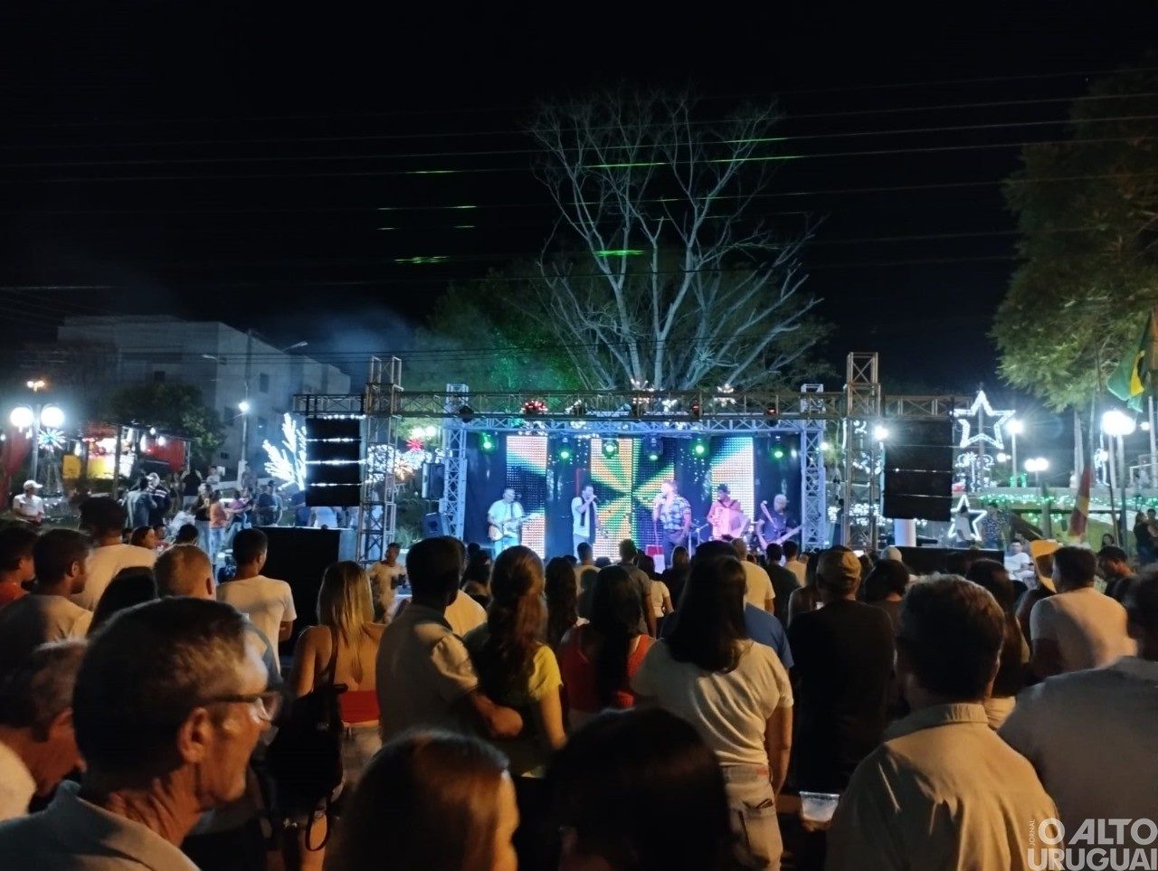 Show da virada atrai centenas de pessoas para celebrar a chegada de 2024 em Novo Tiradentes