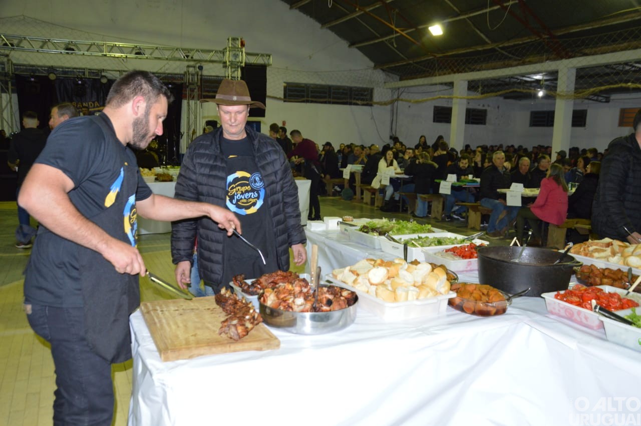 Jantar-dançante reúne grande público na linha Alto Alegre