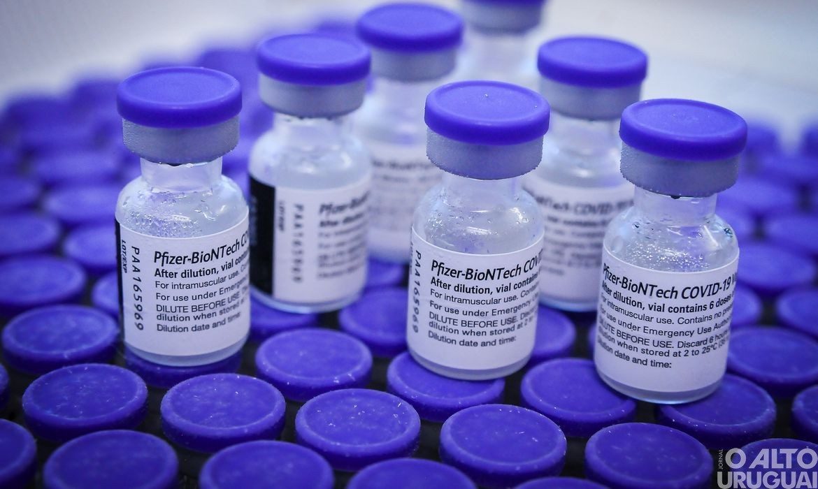 Vacina Pfizer é eficaz a longo prazo em adolescentes, diz estudo