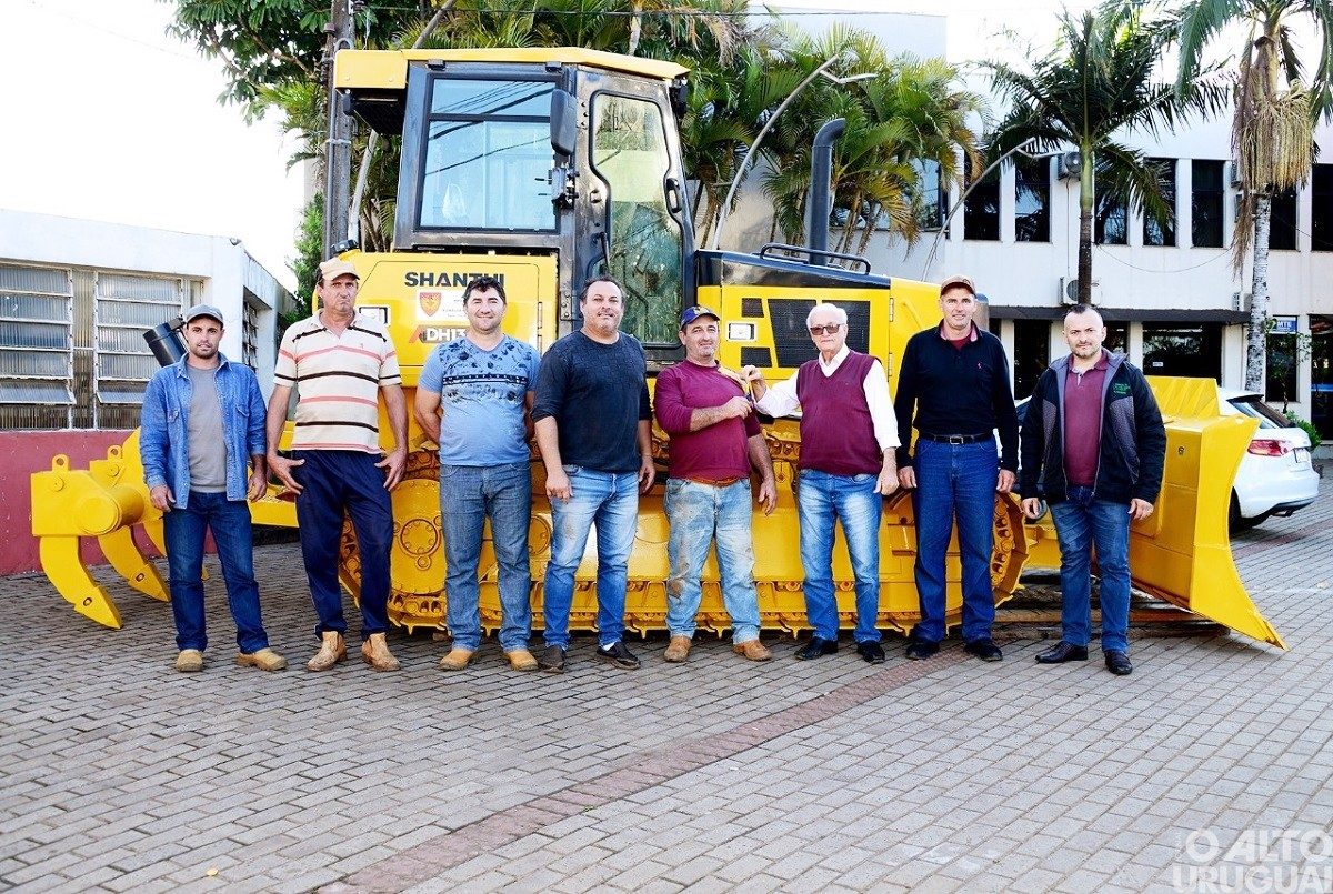 Palmitinho adquire trator de esteira e retroescavadeira hidráulica