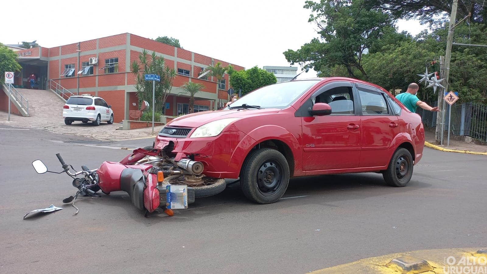 Colisão entre carro e moto deixa motociclista ferido em FW