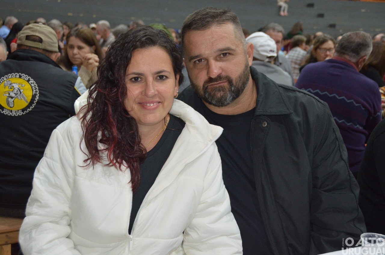 Centenas de pessoas participam da 19ª Festa do Leitão