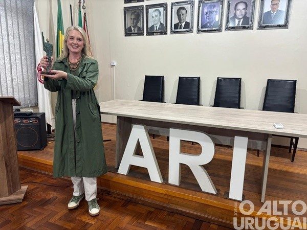 Patricia Cerutti recebe troféu no Prêmio ARI-Banrisul de Jornalismo