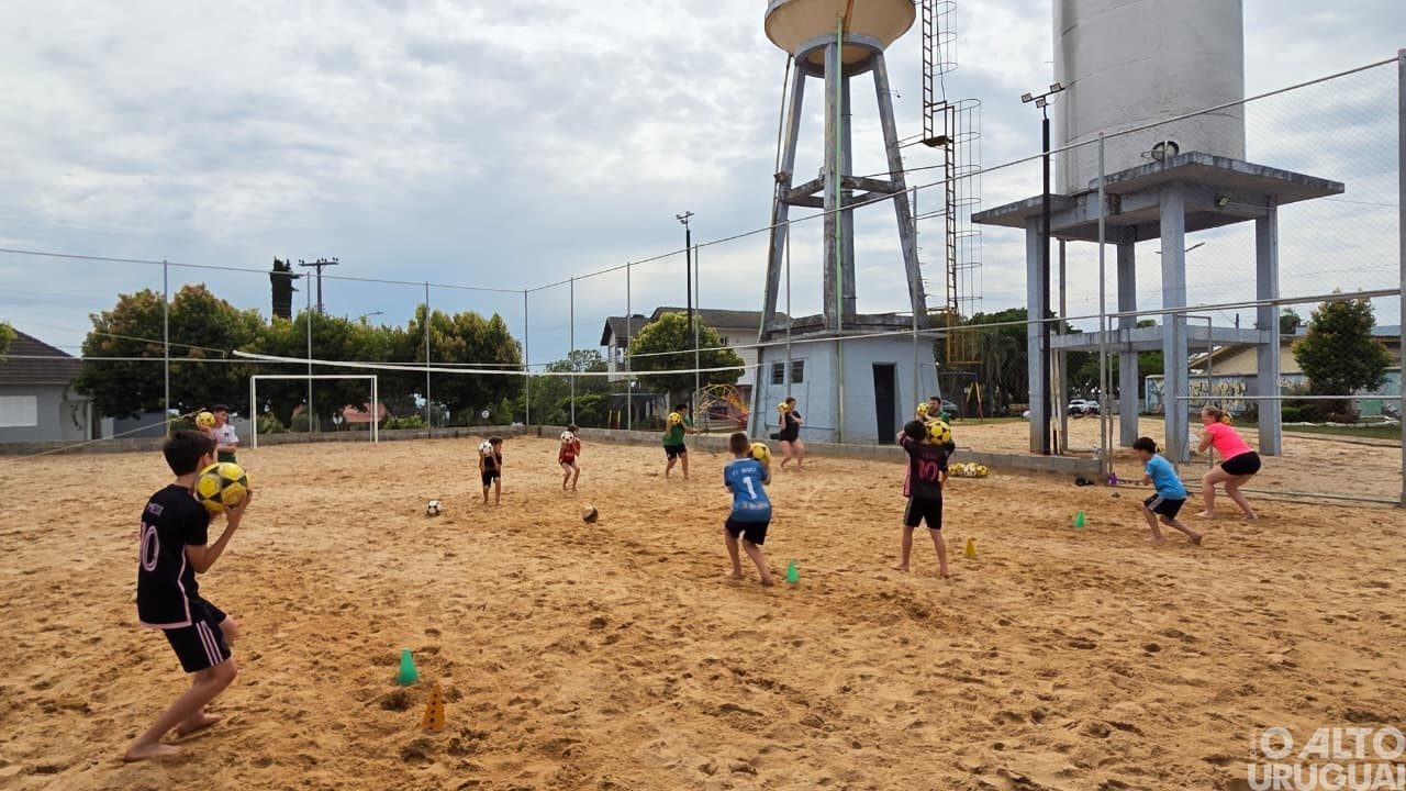 Secretaria de Esportes inicia aulas gratuitas de futevôlei em Caiçara