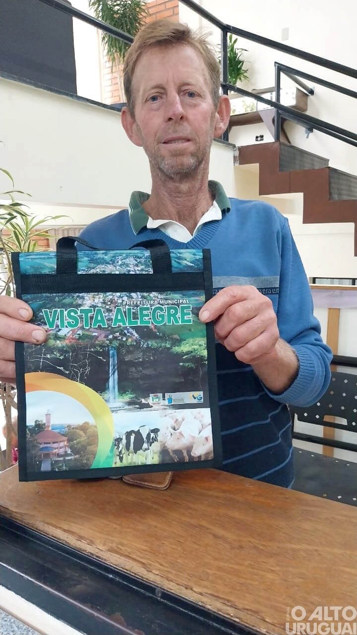Agricultores recebem novas pastas para blocos de produtor rural em Vista Alegre