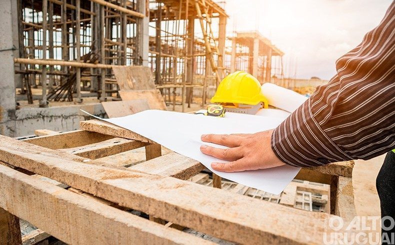 Indústria da construção permanece estável em agosto