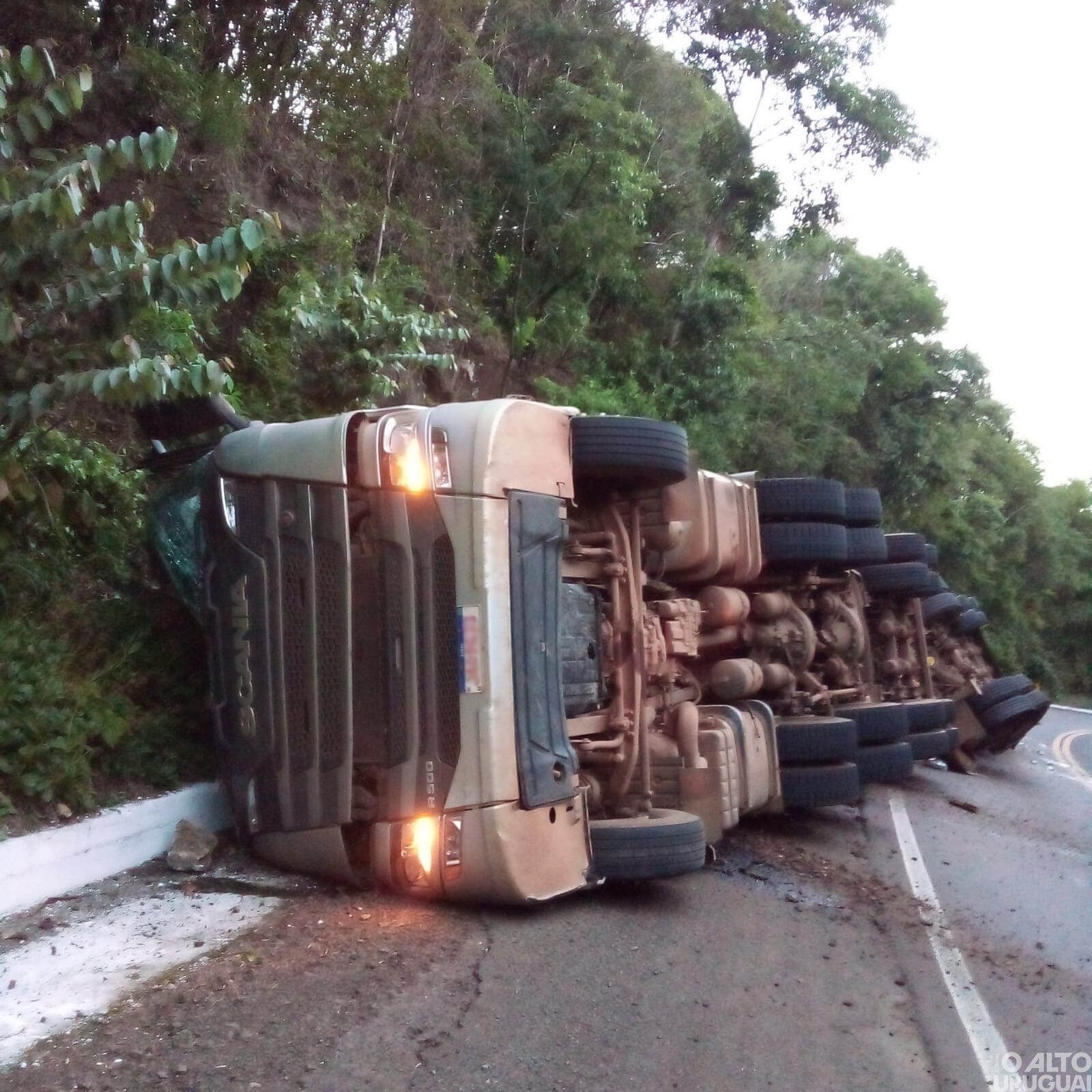 Caminhão carregado tomba na BR-386 em FW