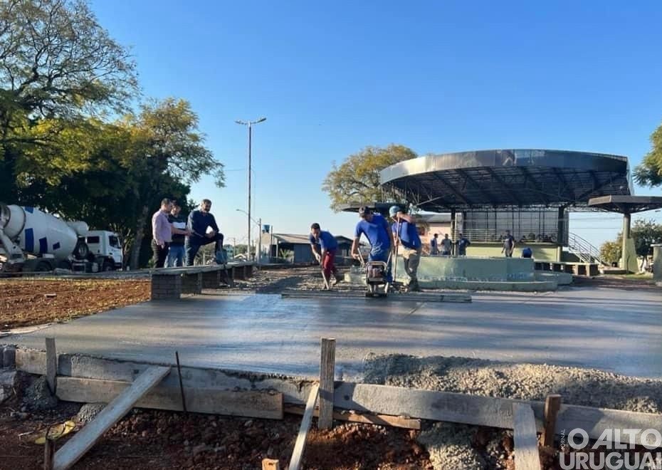 Caiçara: obra de revitalização da praça segue em andamento