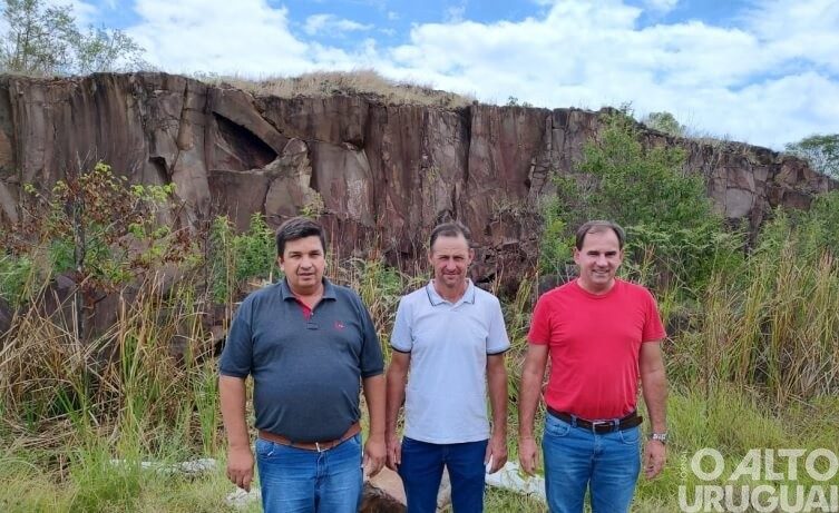 Legislativo de Cerro Grande realiza doação de pedreira para obra asfáltica