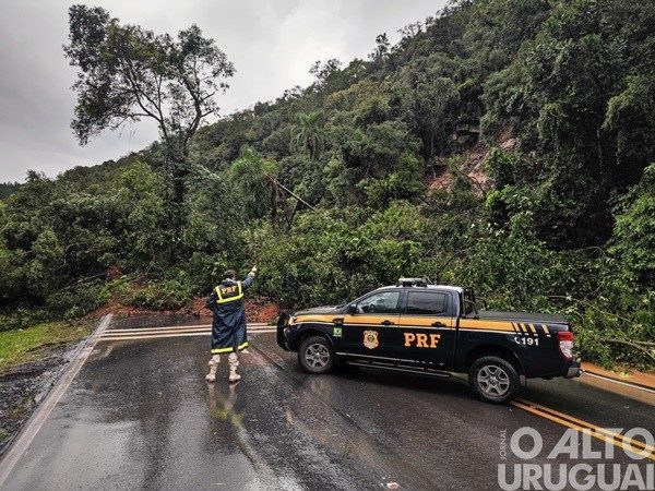 Rodovias federais e estaduais têm trechos bloqueados por causa da chuva no RS