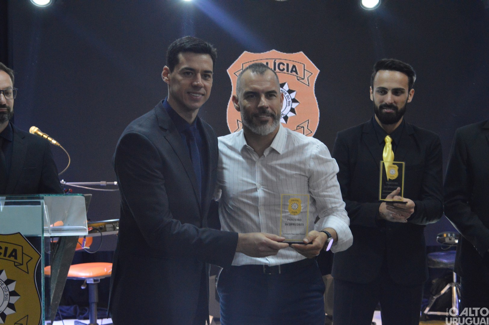 Baile Golden Night homenageia parceiros da Polícia Civil