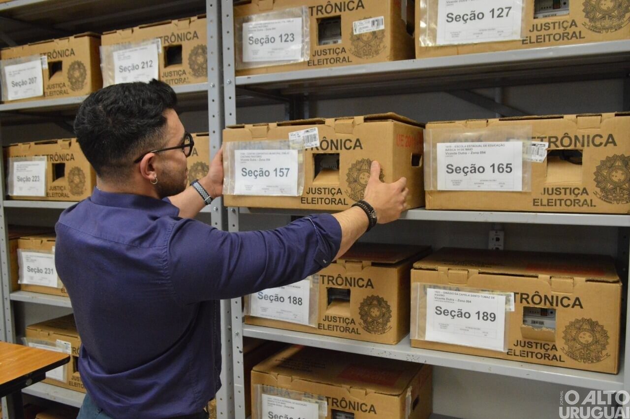 Urnas são entregues nas seções de votação da região